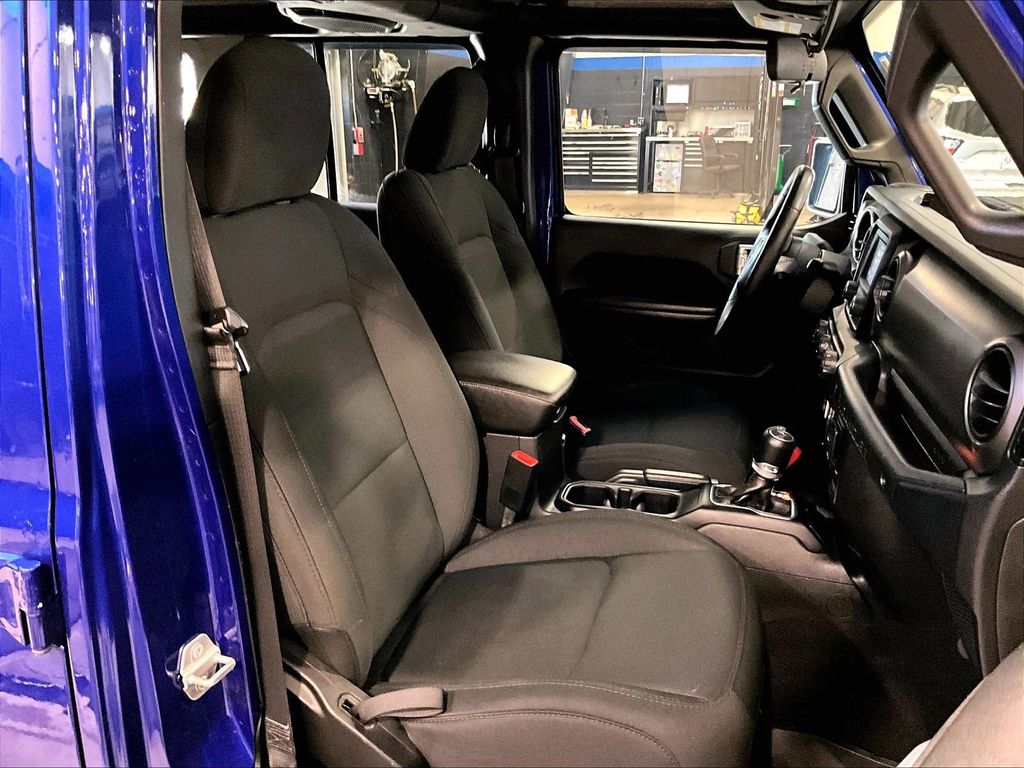 2019 Jeep Wrangler — photo 11
