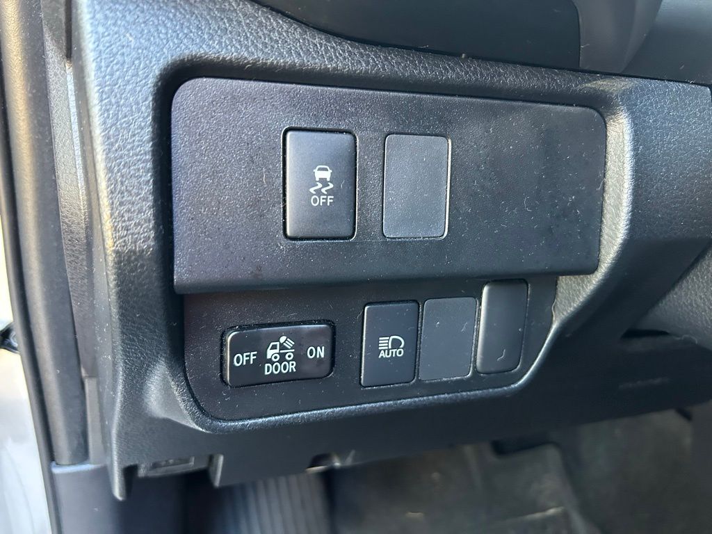 Thumbnail: 2020 Toyota Tacoma - 18