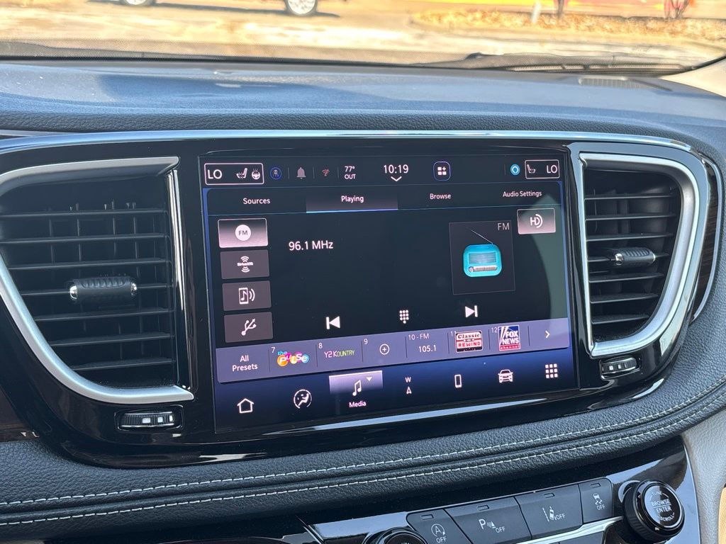 2023 Chrysler Pacifica Limited photo