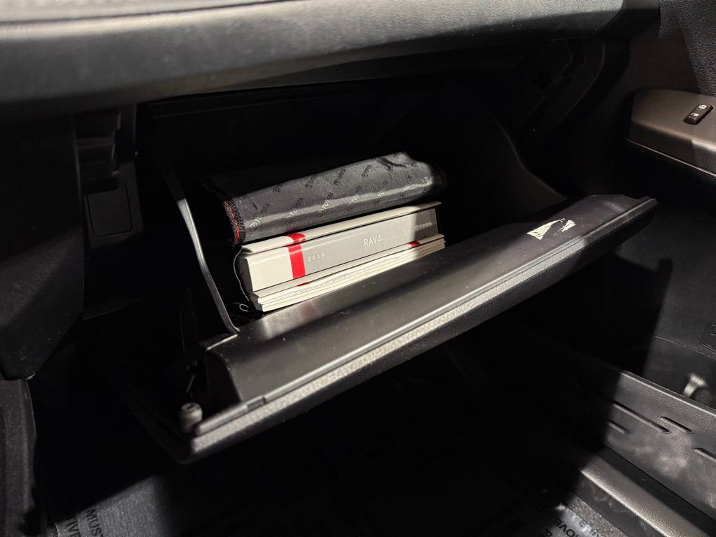 Thumbnail: 2018 Toyota RAV4 - 27