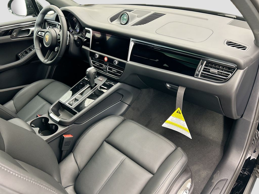 Thumbnail: 2026 Porsche Macan - 20