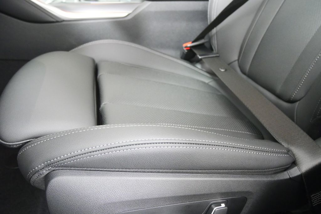 Thumbnail: 2026 BMW i4 - 9