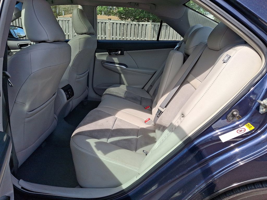 2014 Toyota Camry XLE 10