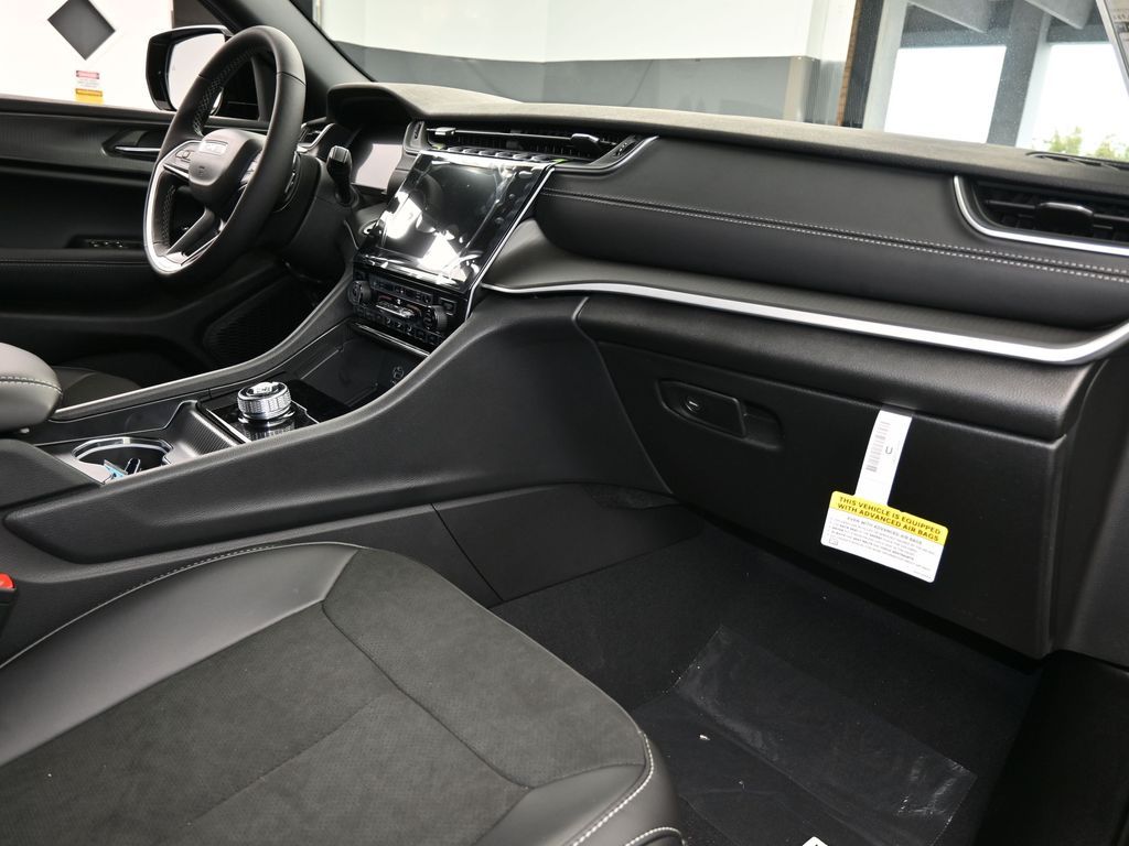 New 2025 Diamond Black Crystal Pearlcoat Jeep Laredo image 38