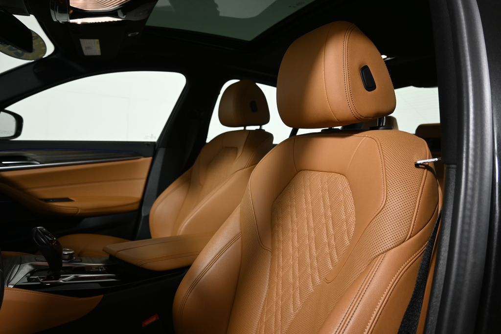 Thumbnail: 2022 BMW 5 Series - 16