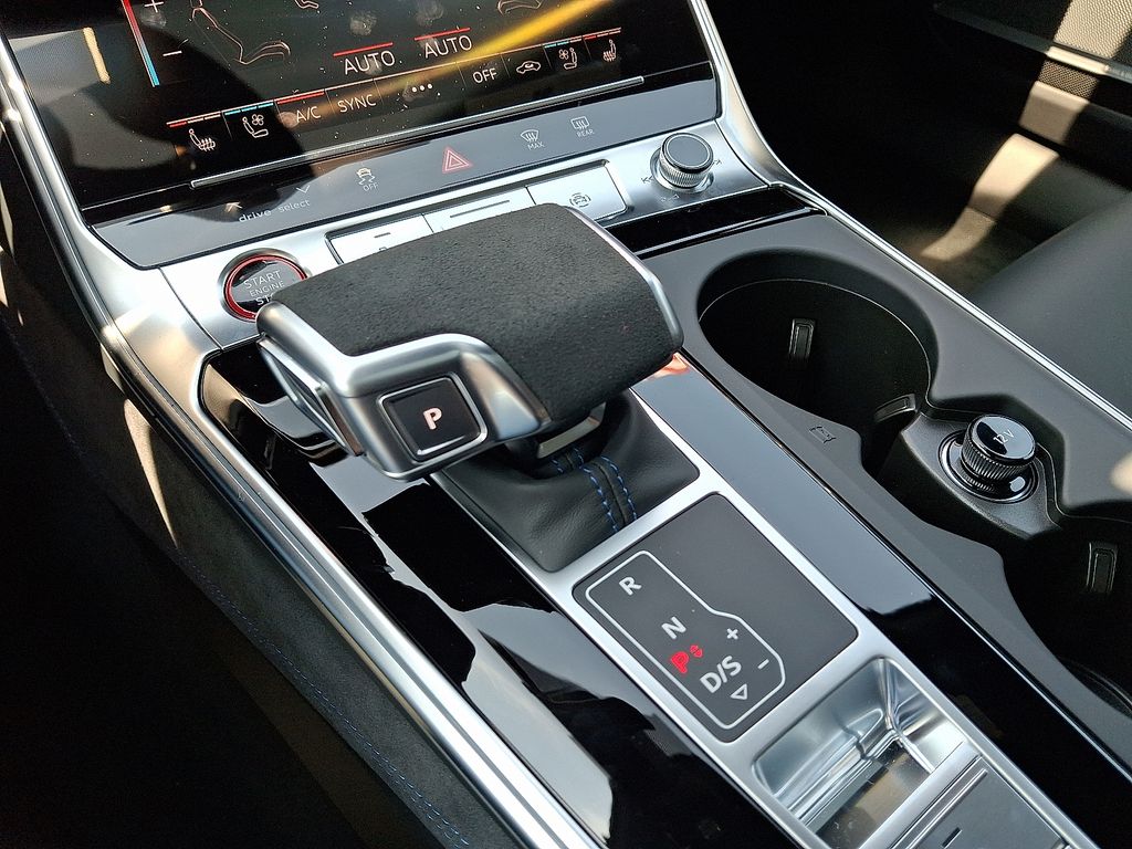Thumbnail: 2025 Audi RS 6 - 12