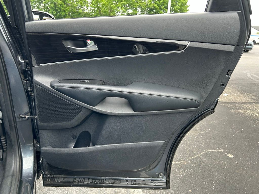2020 Kia Sorento LX 23