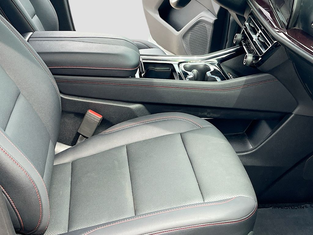 Used 2025 Gray Chevrolet Z71 image 30