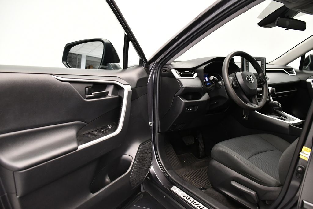 2022 Toyota RAV4 LE 31
