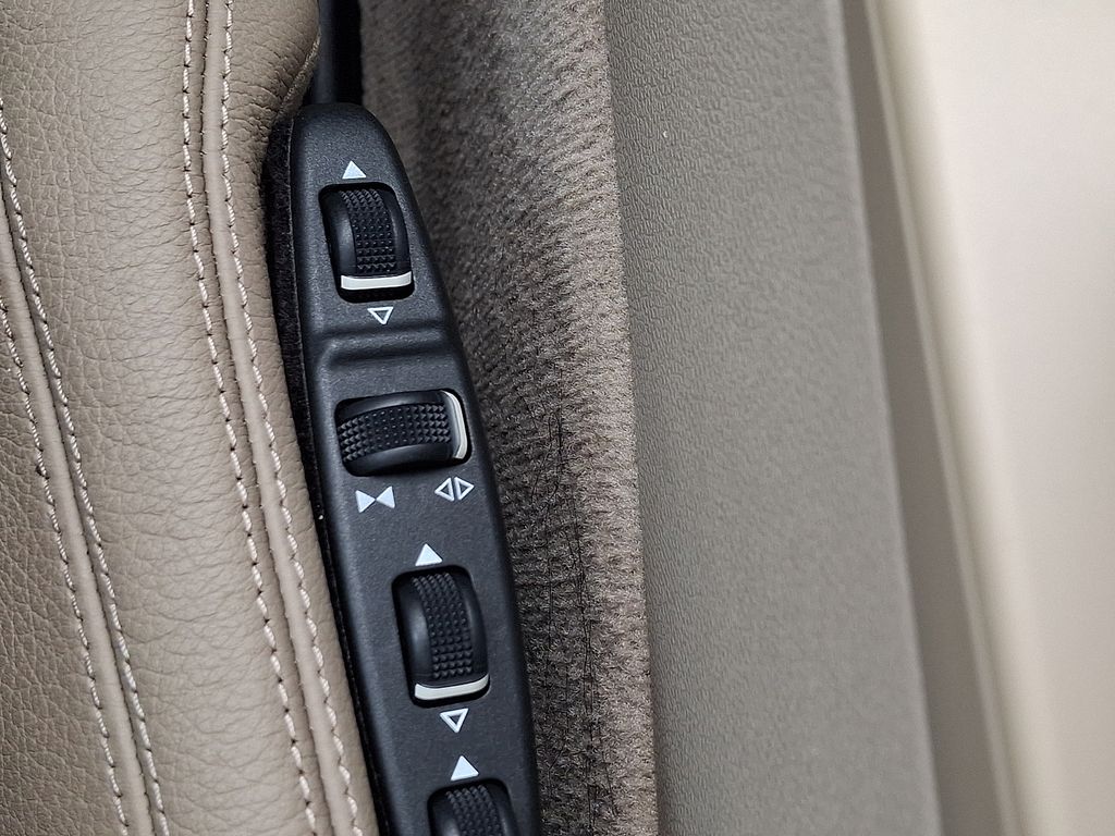 Thumbnail: 2012 Mercedes-Benz E-Class - 27