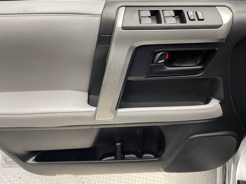 Thumbnail: 2011 Toyota 4Runner - 9