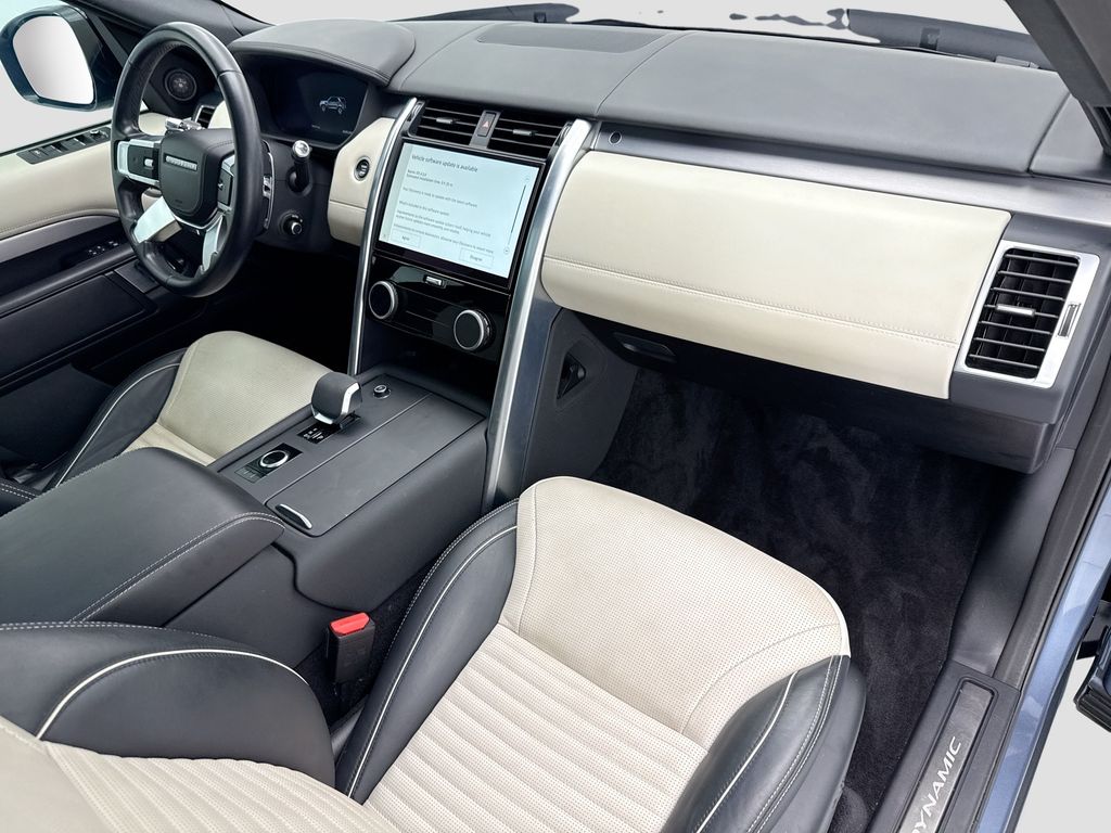 Thumbnail: 2022 Land Rover Discovery - 16