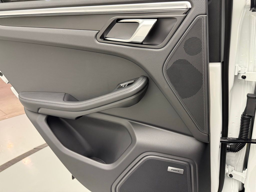 Thumbnail: 2026 Porsche Macan - 26