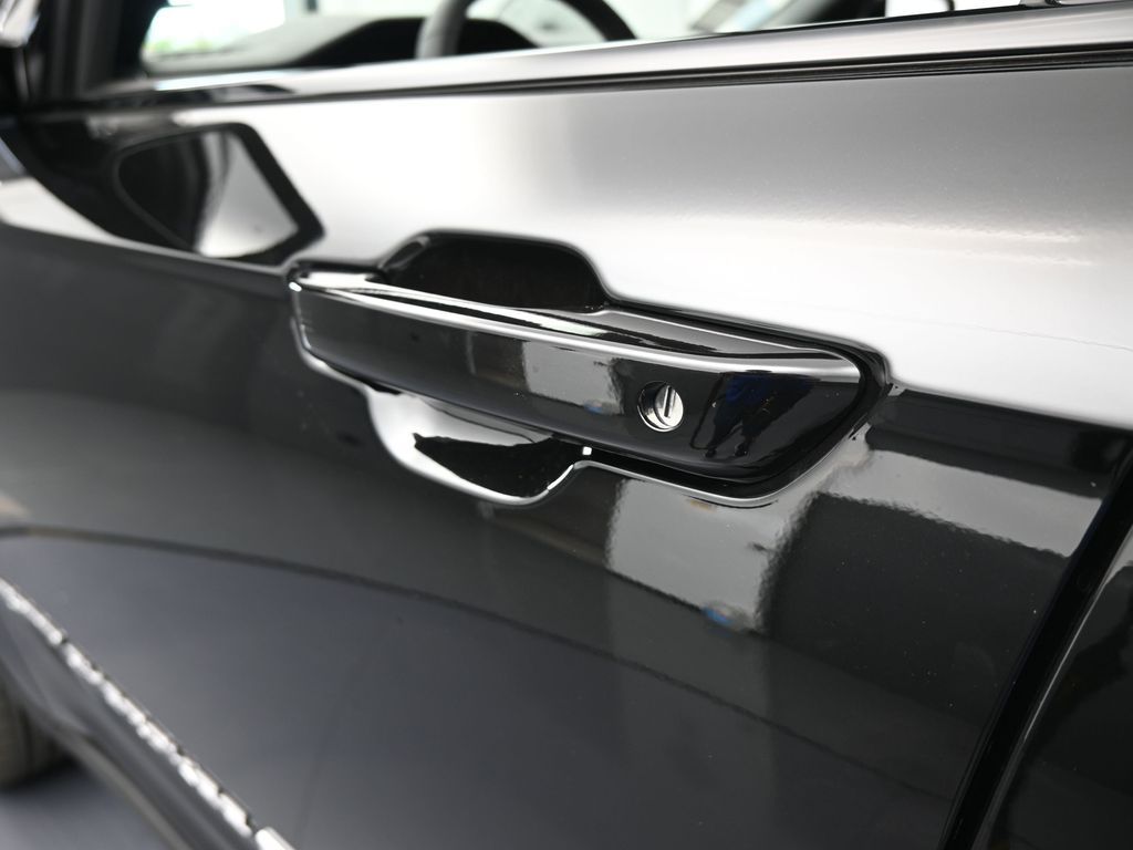 Used 2025 Diamond Black Crystal Pearlcoat Jeep Limited image 26