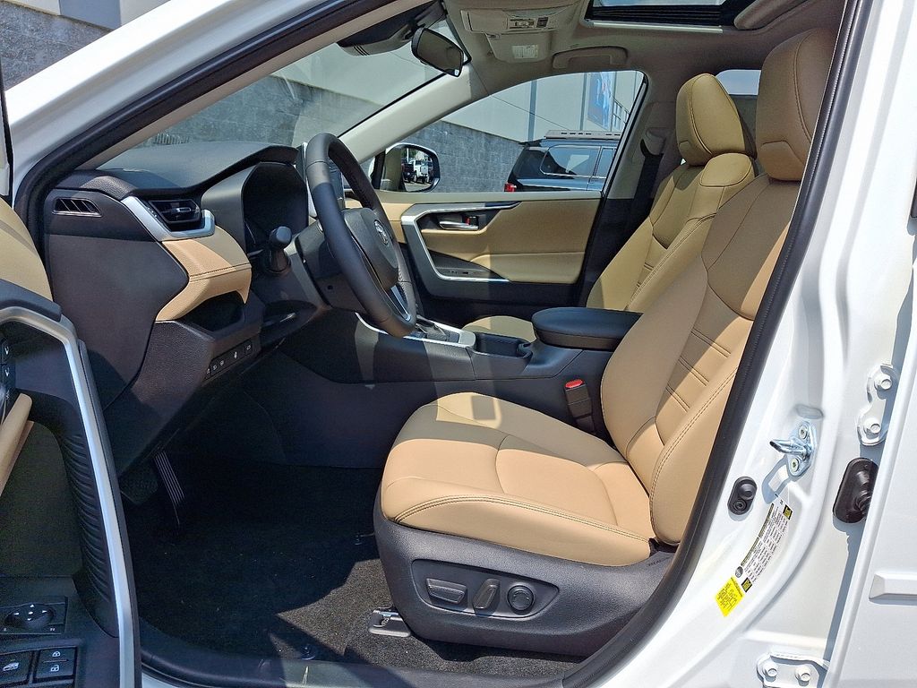 2025 Toyota RAV4 XLE Premium 9