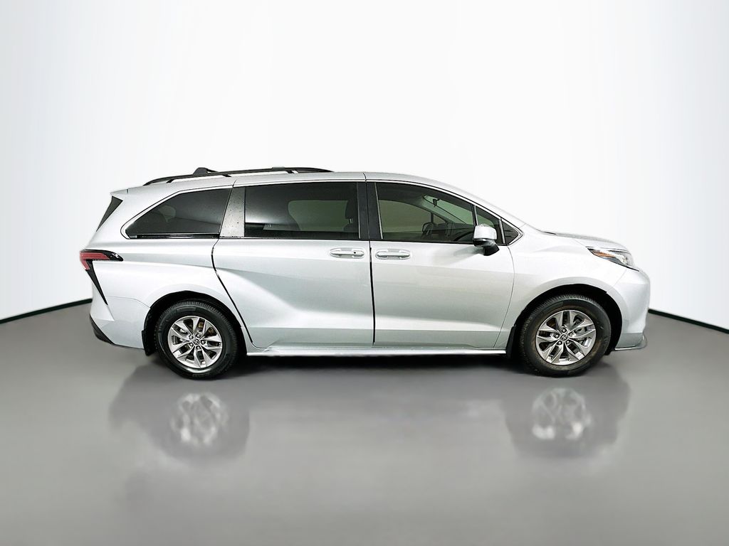 Thumbnail: 2022 Toyota Sienna - 4
