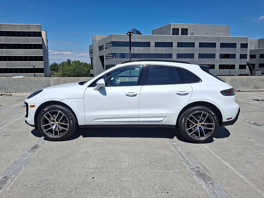 Thumbnail: 2025 Porsche Macan - 2