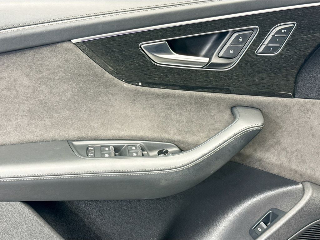 Thumbnail: 2020 Audi Q8 - 22