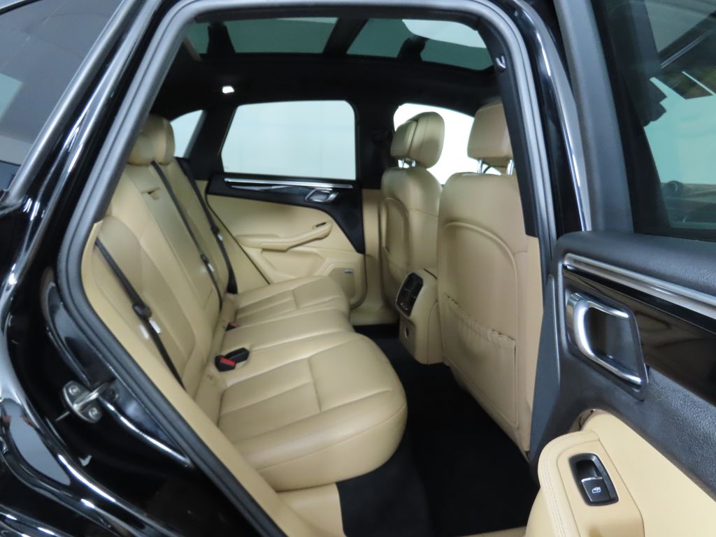 2017 Porsche Macan Base 22