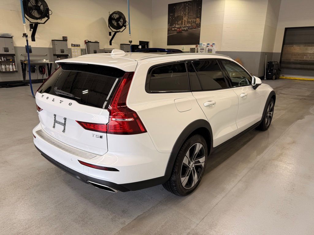 Thumbnail: 2022 Volvo S60 - 6