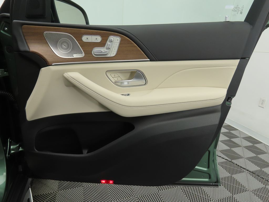 Thumbnail: 2026 Mercedes-Benz GLE - 25