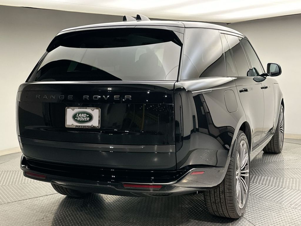 2025 Land Rover Range Rover SE 2