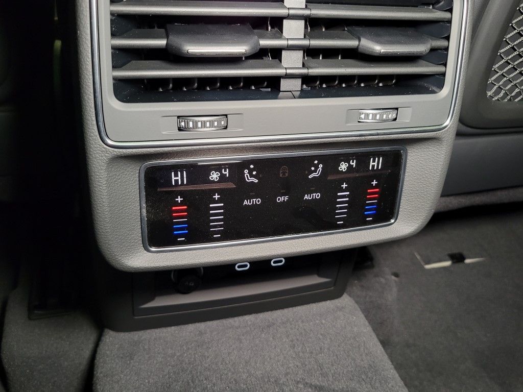 Thumbnail: 2026 Audi RS Q8 - 18