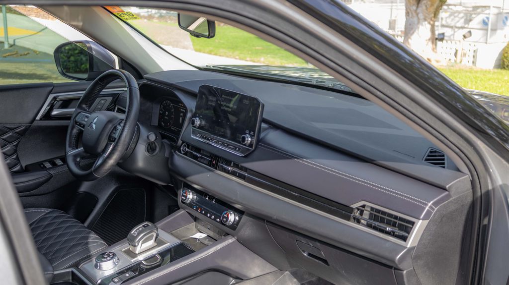 Used 2024 Mitsubishi Outlander SEL 4D Sport Utility