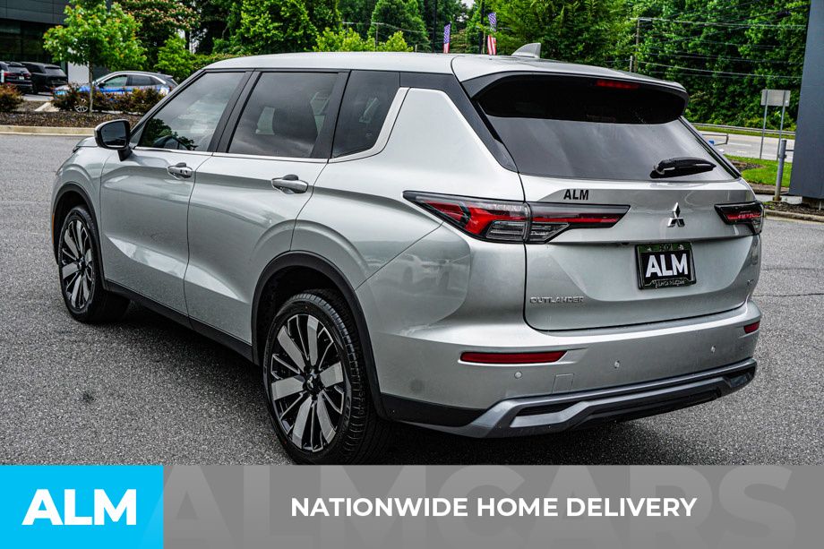 Used 2025 Silver Mitsubishi SE image 5