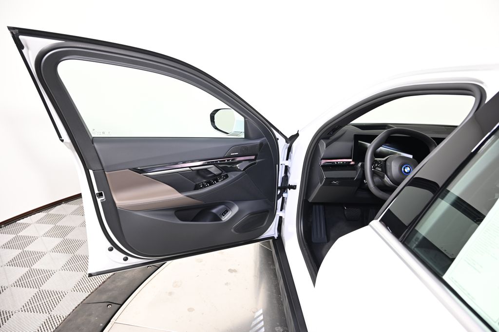 Thumbnail: 2026 BMW i5 - 21