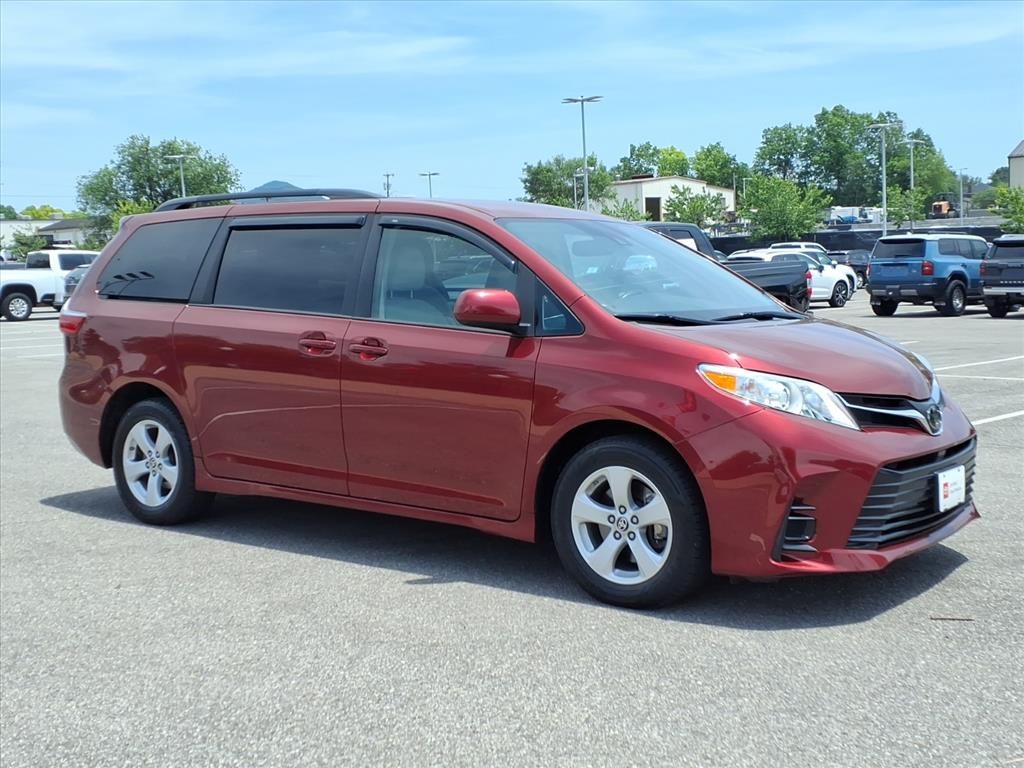 2020 Toyota Sienna LE 7-Passenger FWD with Auto-Access Seat