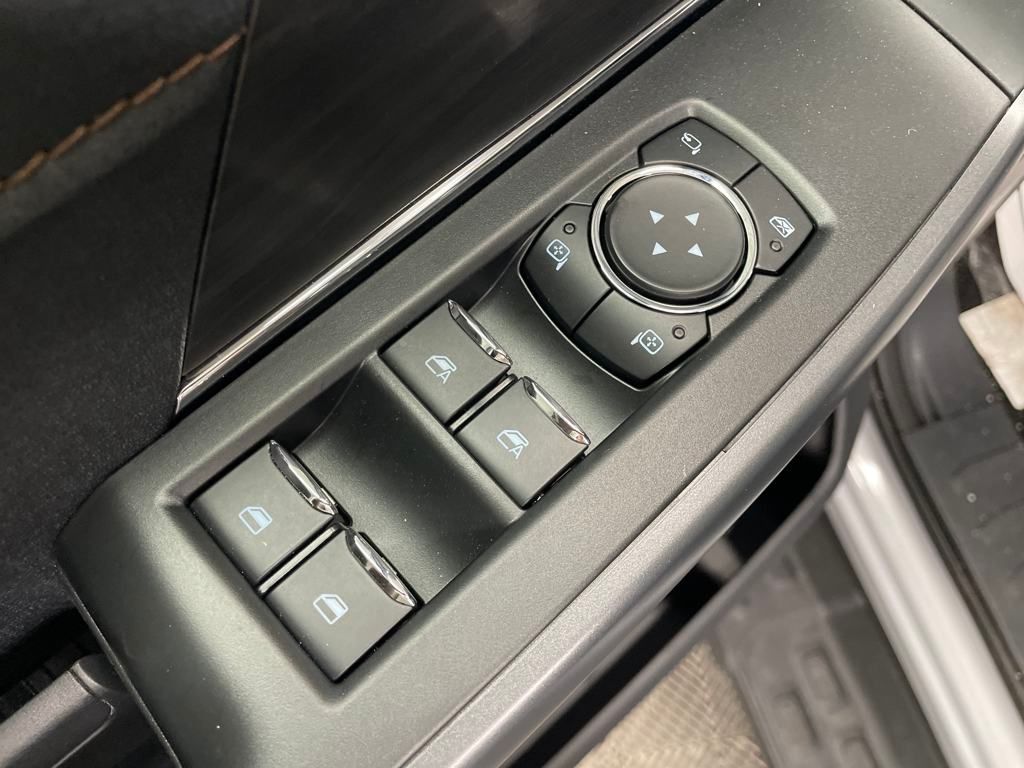 2025 Ford F-150 Lightning Lariat photo 13