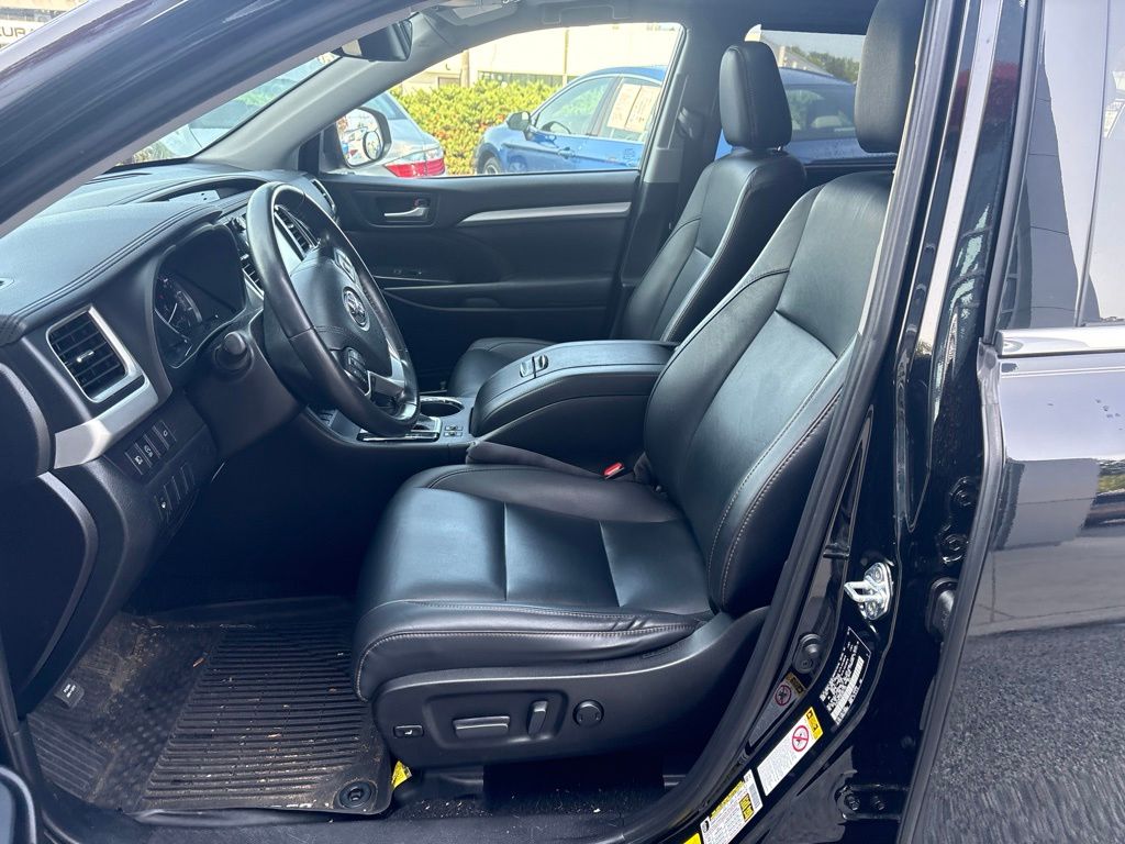 Used 2019 Black Toyota XLE image 12