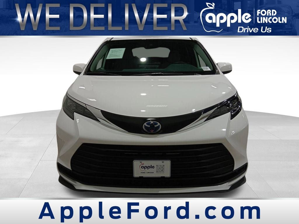 2025 Toyota Sienna LE