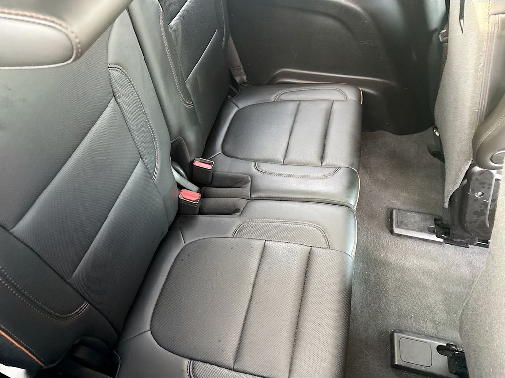 Used 2023 White GMC AT4 image 29