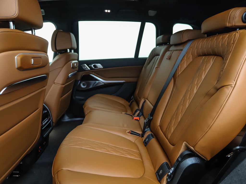 Thumbnail: 2026 BMW X7 - 21