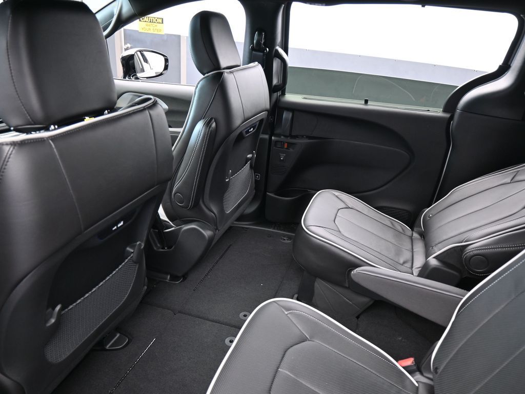 New 2026 Silver Mist Clearcoat Chrysler Limited image 31