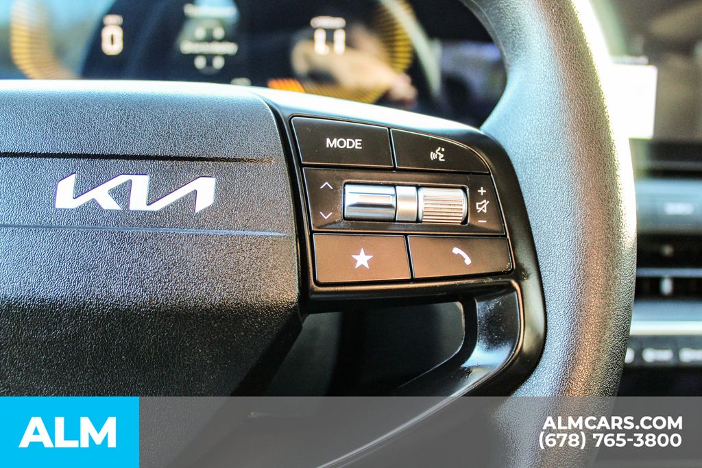 Used 2025 White Kia LXS image 25