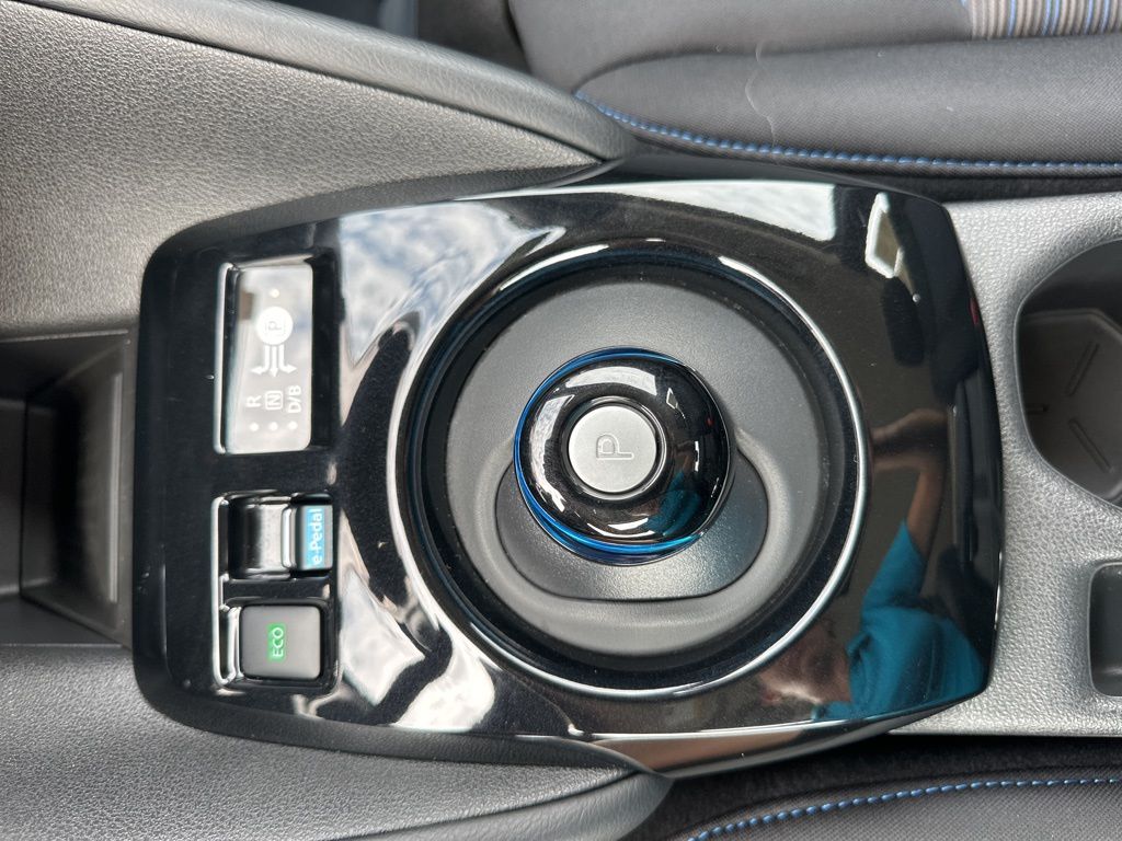 2024 Super Black/Pearl White Nissan LEAF SV Plus FWD Hatchback
