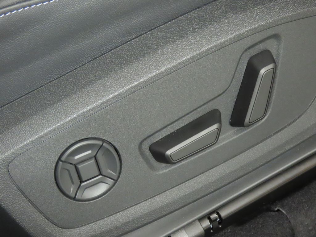 Thumbnail: 2025 Audi Q6 e-tron - 31