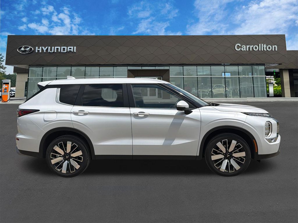 Used 2025 White Mitsubishi SE image 4