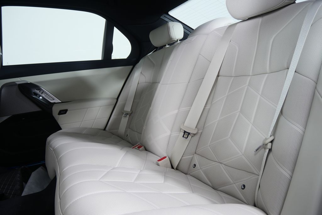 Thumbnail: 2026 BMW 7 Series - 16