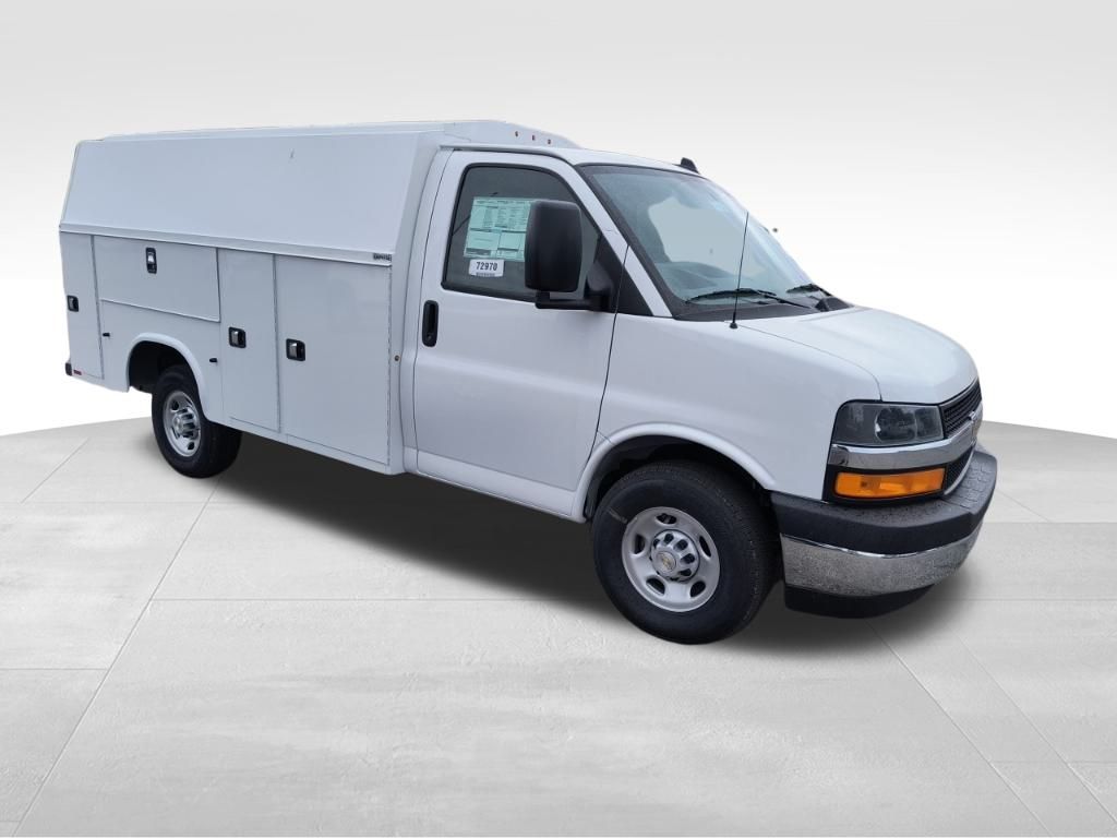 Summit White 2025 Chevrolet Express Chassis 3500 Cutaway 139 Van Rear-Wheel Drive 8-Speed Automatic