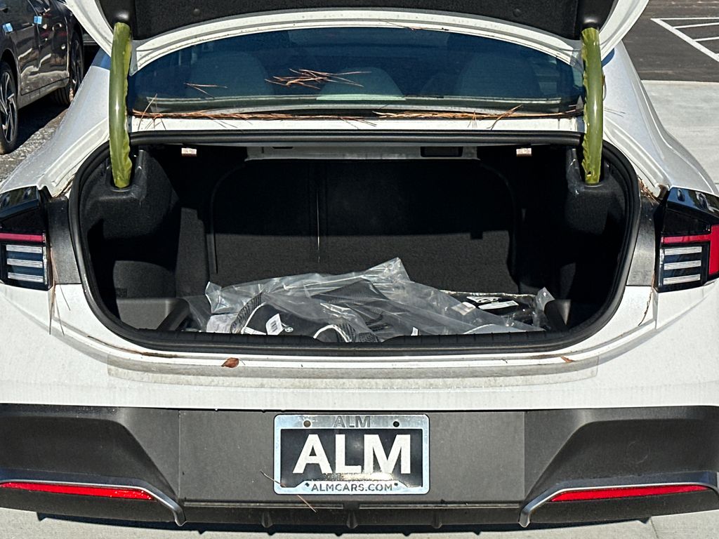 New 2025 White Hyundai SE image 19