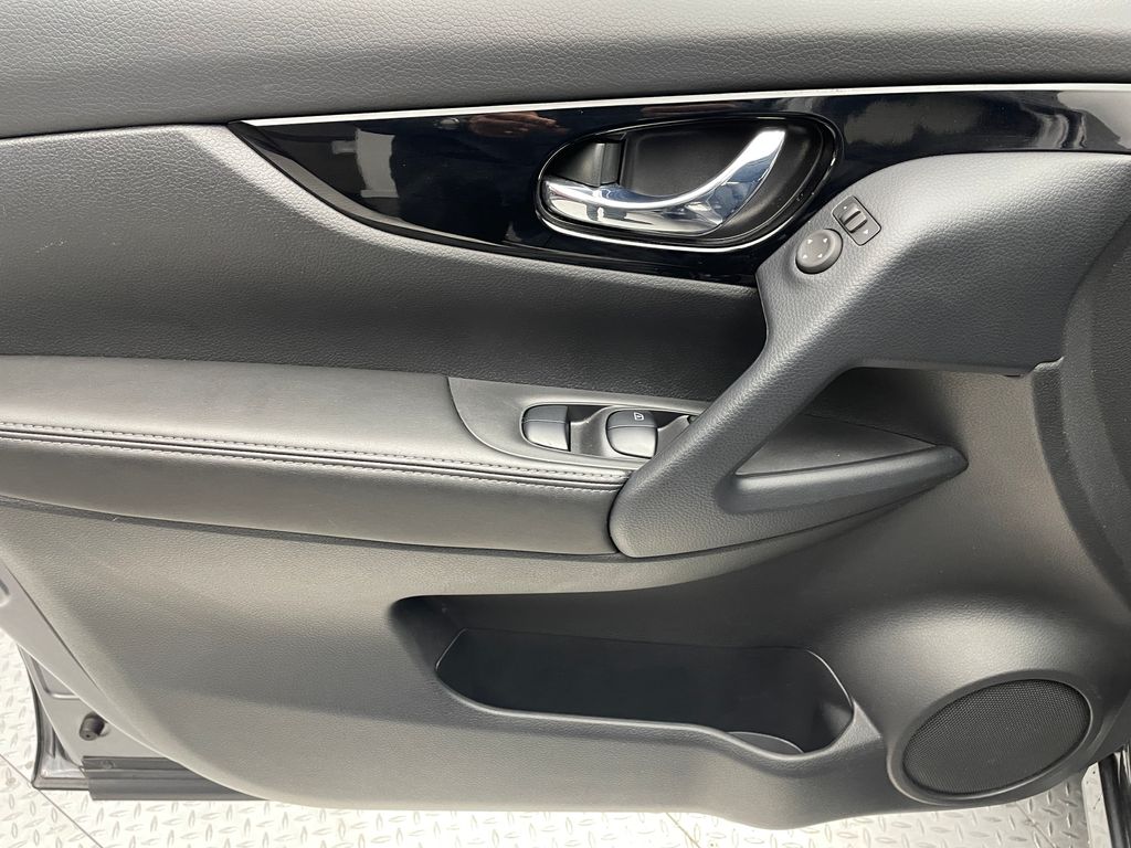 Thumbnail: 2022 Nissan Rogue Sport - 9