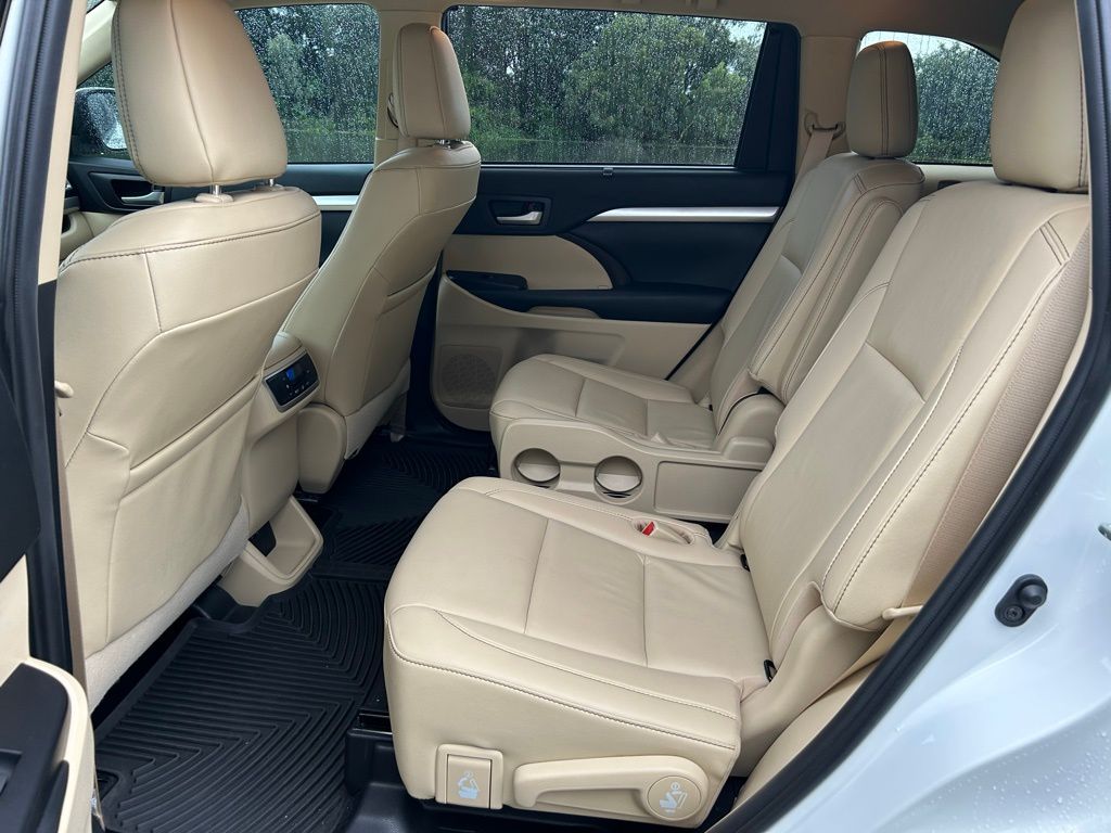 2019 Toyota Highlander SE 12