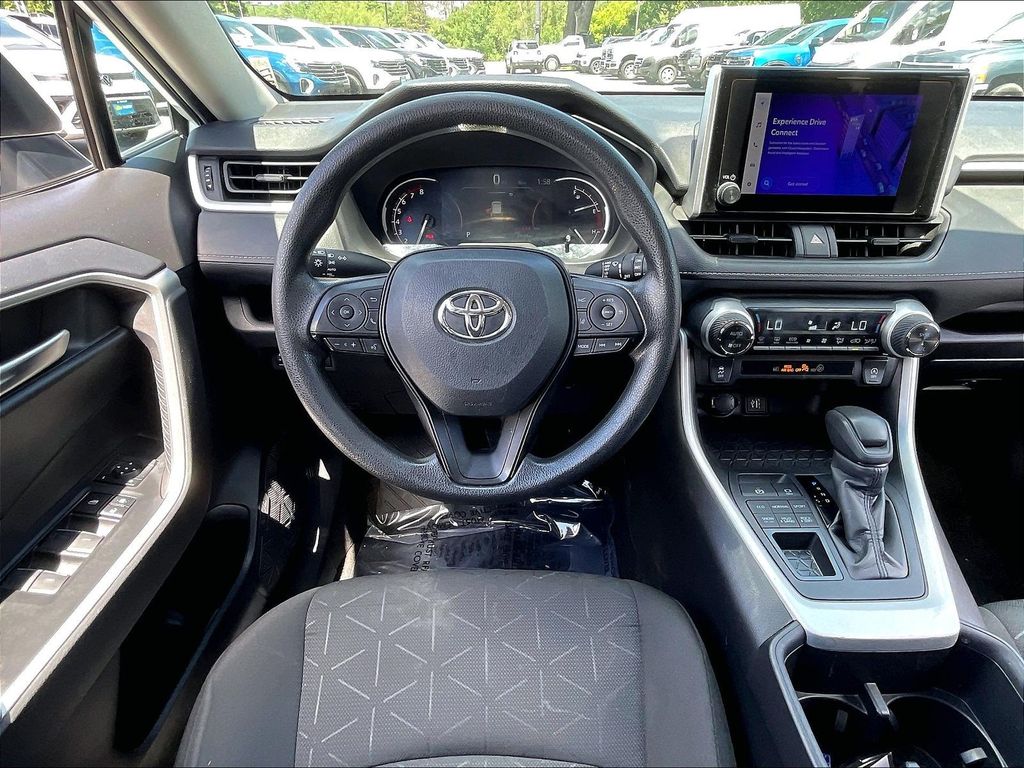 2024 Toyota RAV4 — photo 16