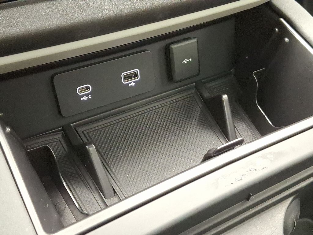 Thumbnail: 2023 Land Rover Defender - 27