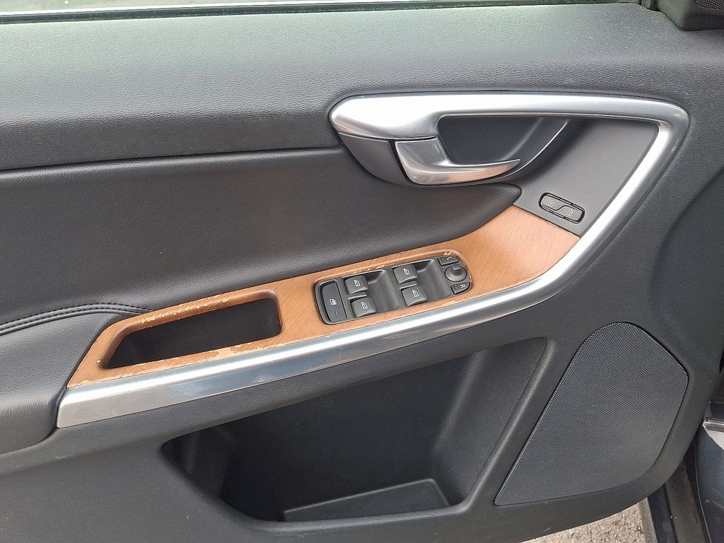 Thumbnail: 2015 Volvo XC60 - 12