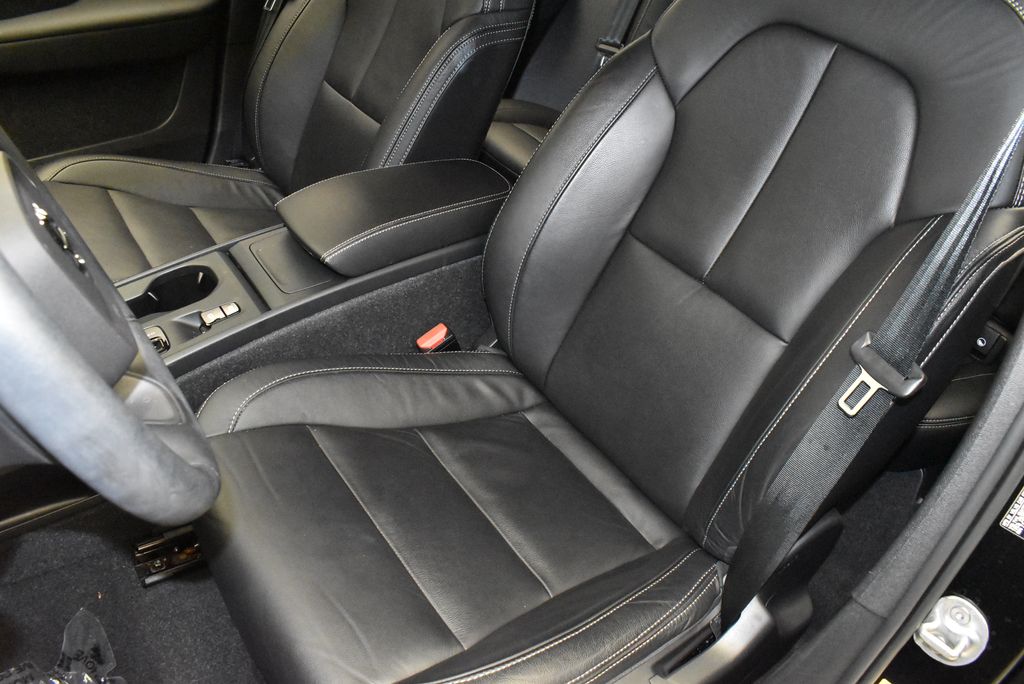 2023 Volvo XC40 B5 Core 15